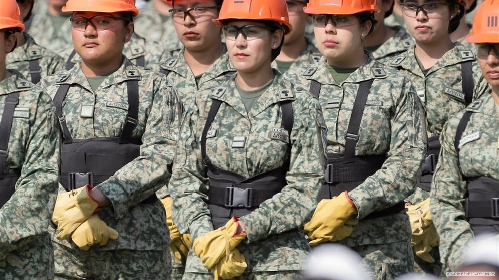 JUNTO CON MUJRES DEL EJERCITO
