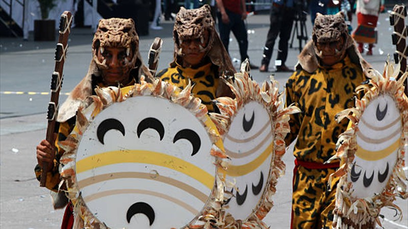 incluyendo niños y mujeres de pueblos originarios