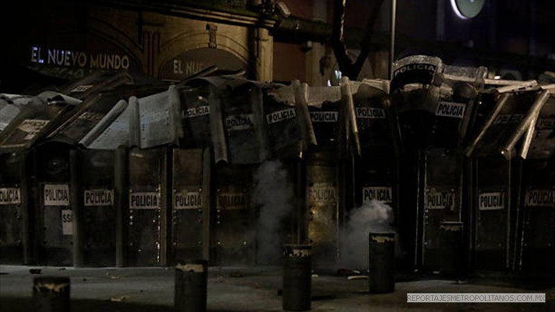 ENCAPUCHADOS ATACARON A LA POLICIA