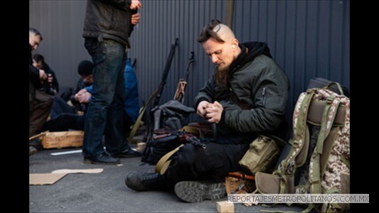 Miembros de las Fuerzas de Defensa Territorial de Ucrania reciben armas en Kiev